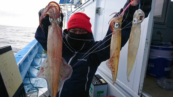 1月19日  午前船は寒サバ～イカのリレー釣り！！。のサムネイル